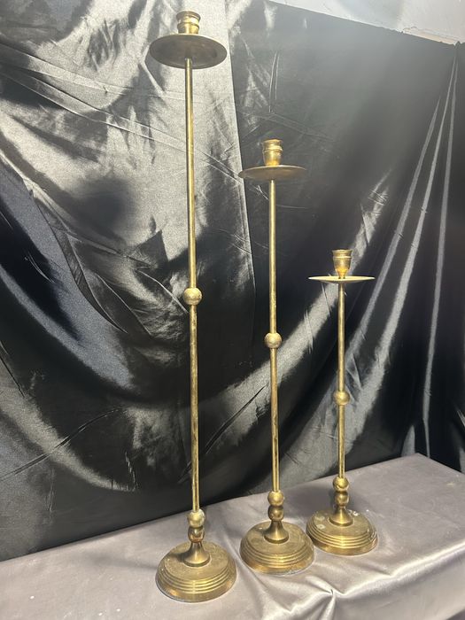 Zestaw trzech mosiężnych świeczników elegancka dekoracja