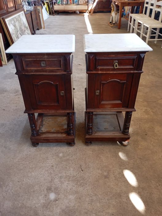 Vendo pare de mesinhas muita bonitas bom estado