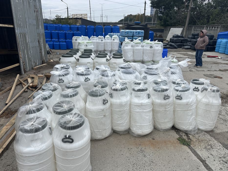 Бочки бідони каністри