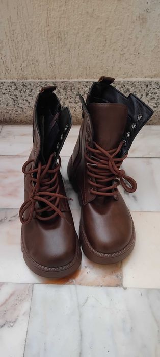 Botas castanhas com atacadores