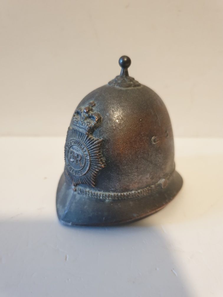 Pequena antiga campainha de mesa - capacete Metropolitan Police