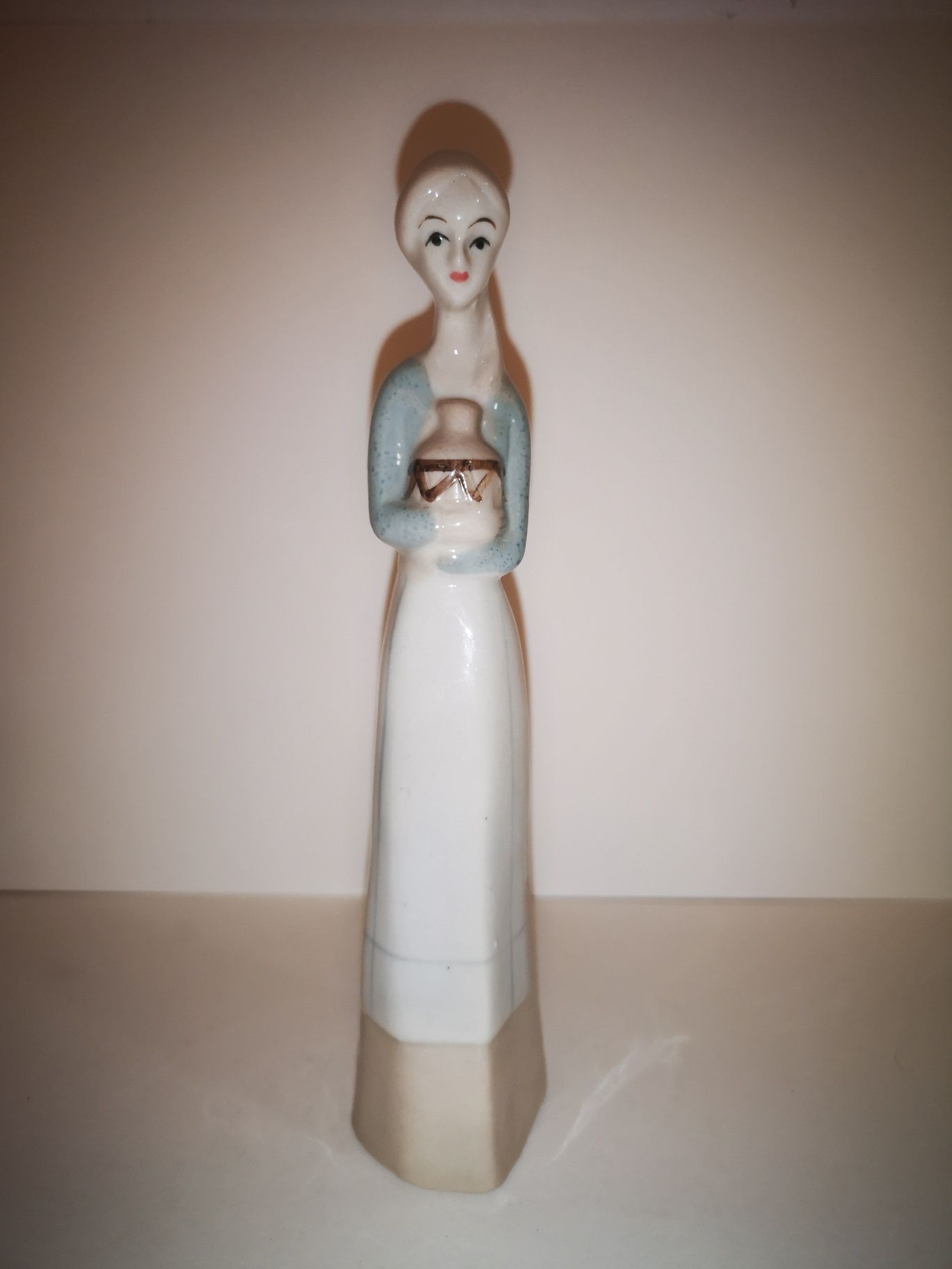 Porcelanowa figurka kobiety z dzbankiem
