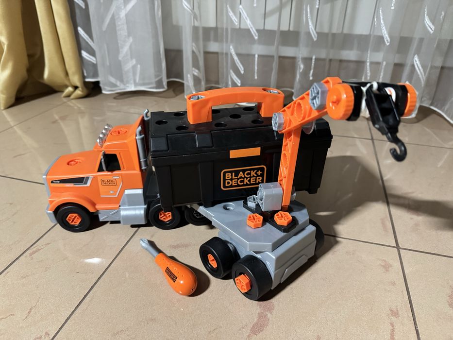 Ігровий набір Black+Decker вантажівка з кейсом краном та інструментами