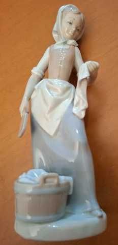 Menina Lavadeira, peça em porcelana LLADRÓ