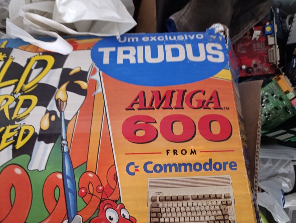 Commodore Amiga A600 ler anúncio até ao fim.