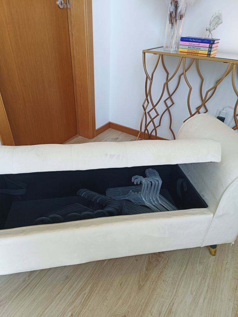 Banqueta Beje, tecido  veludo com arrumação