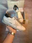 Golden Goose SuperStar masculino com talão preto e inscrições de metal