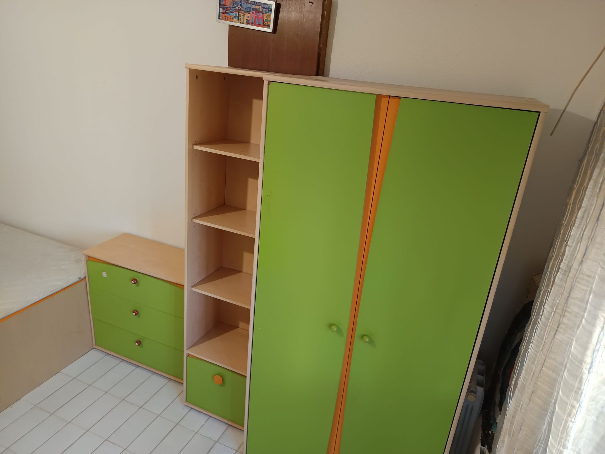 Mobila para quarto de  criança, cama, cómoda, armarios