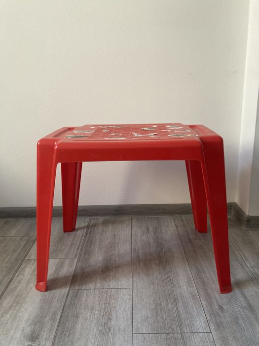 czerwony plastikowy stolik dzieciecy