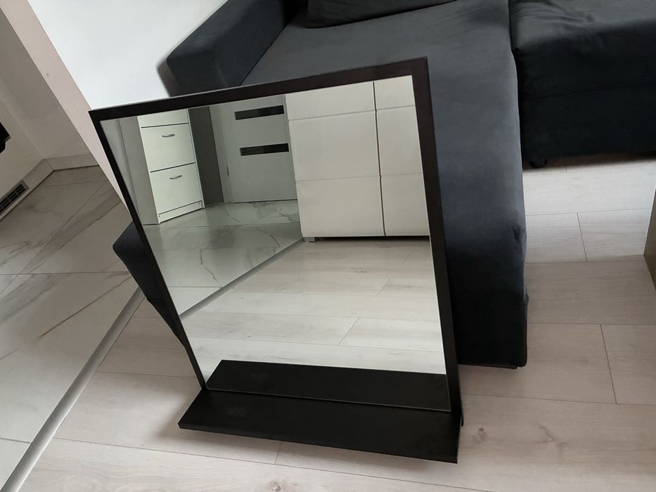 Lustro wraz z półką