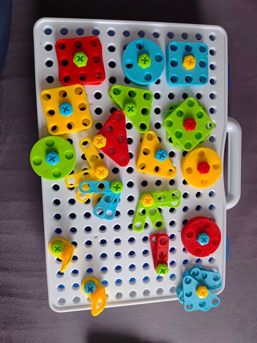 zestaw z wkrętarka, śrubokrętem i kluczem + klocki konstrukcyjne