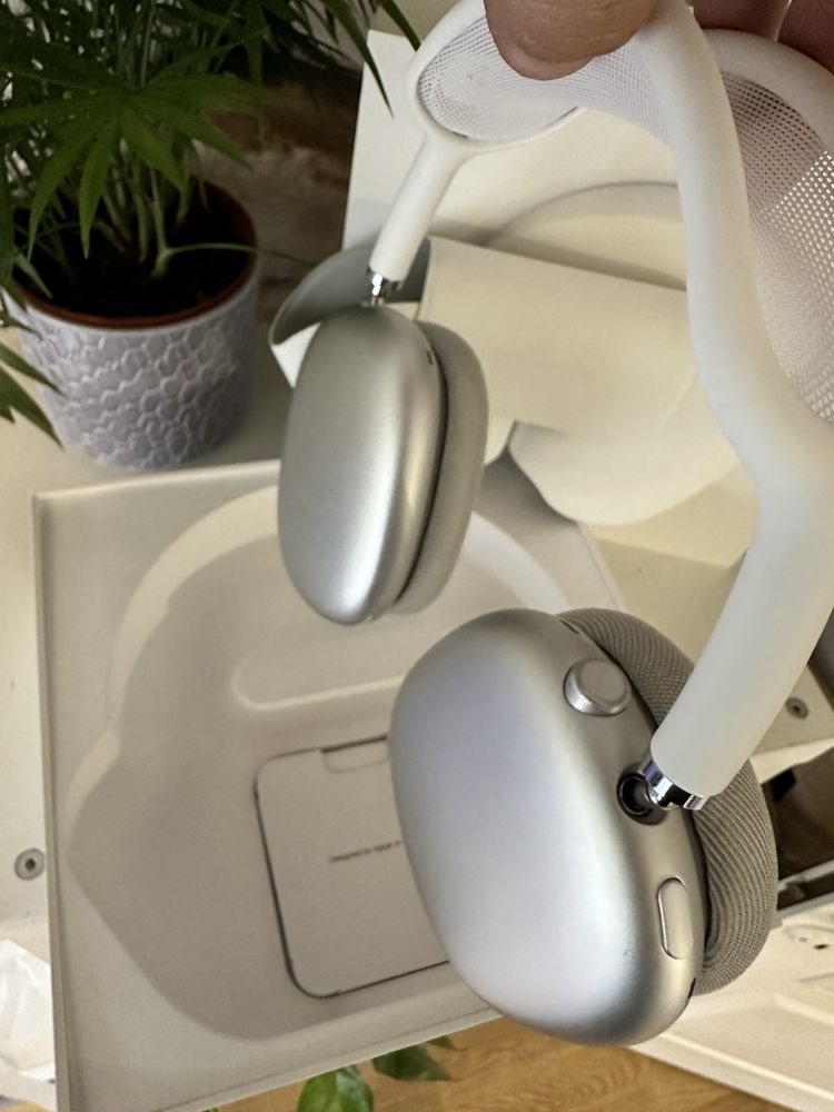 AirPods Max silver with white