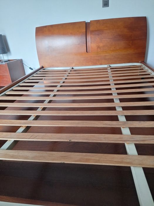 Cama de casal com oferta de estrado