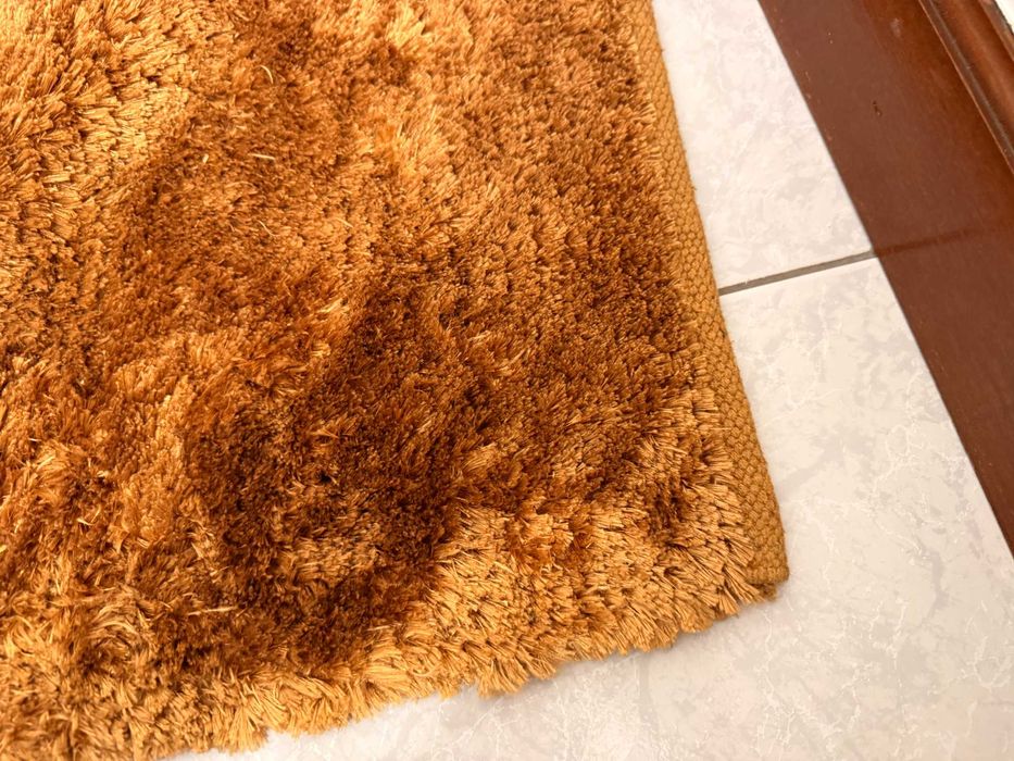 Tapete castalho pelo longo