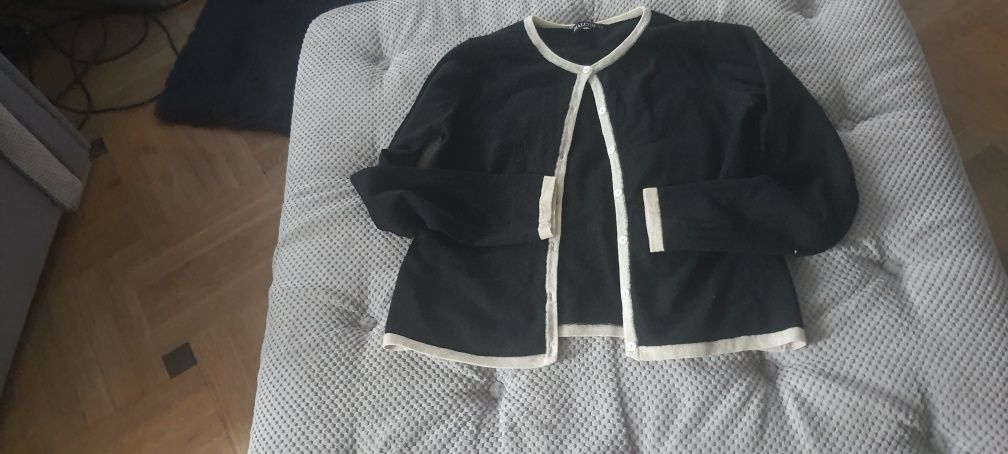 Bardzo kobiecy sweter firmy BIALCON
