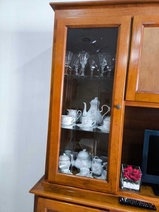Móvel de sala em madeira de qualidade c/vitrines, arrumação e espaçoTV