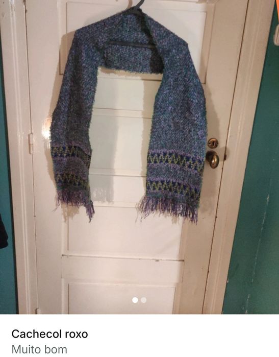 Cachecóis várias cores, ponchos e luvas