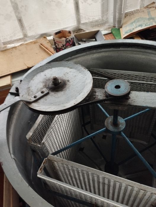 Медогонка б/у на 4 рамки