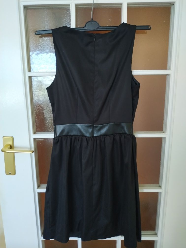 Czarna sukienka elegancka z kokardą Pretty Girl S 36