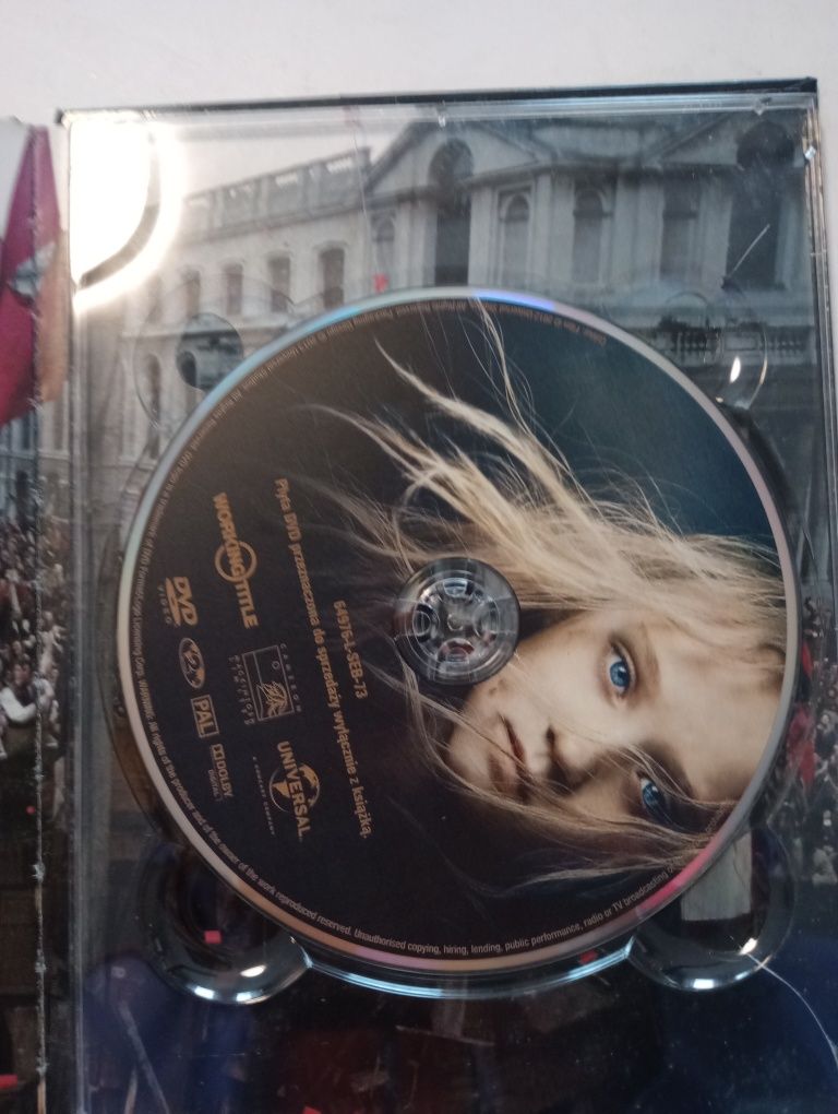 Nędznicy. Książka z filmem DVD
