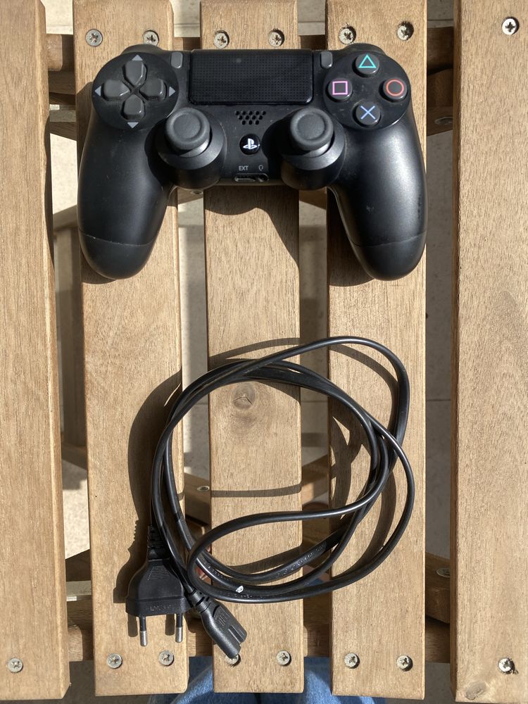 PlayStation 4 com comando