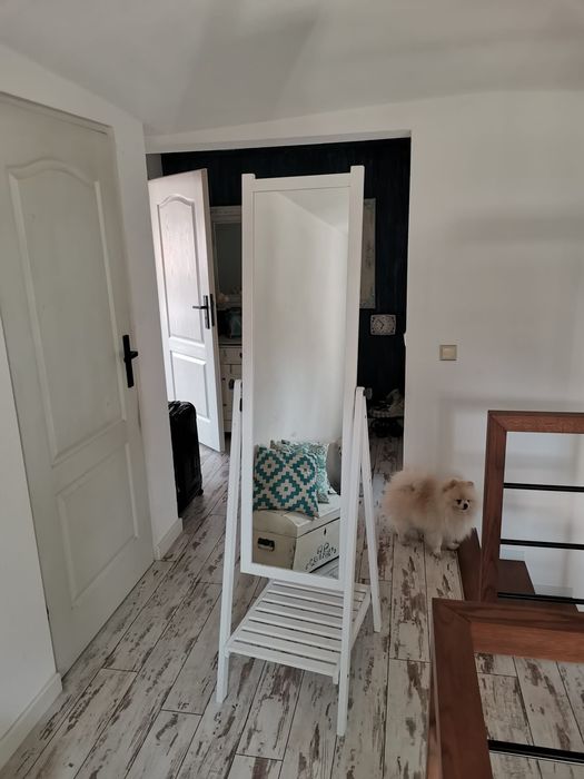 białe lustro ze stojakiem i półką