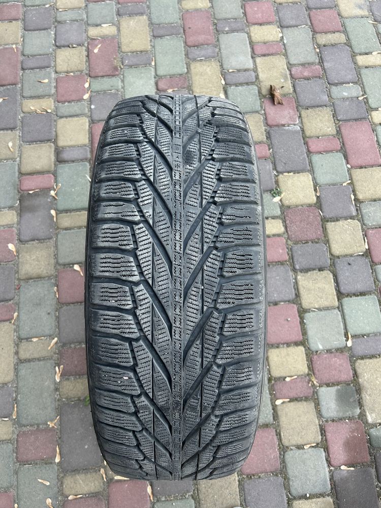 Продам зимову гуму nokian 235/60r18