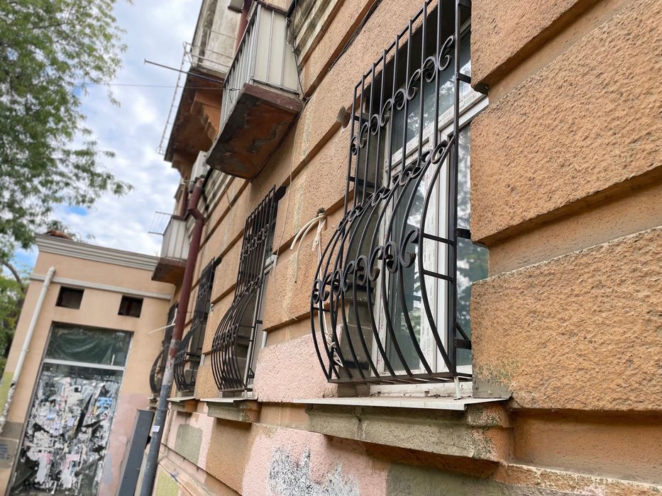 Решётки на окна с элементами ковки