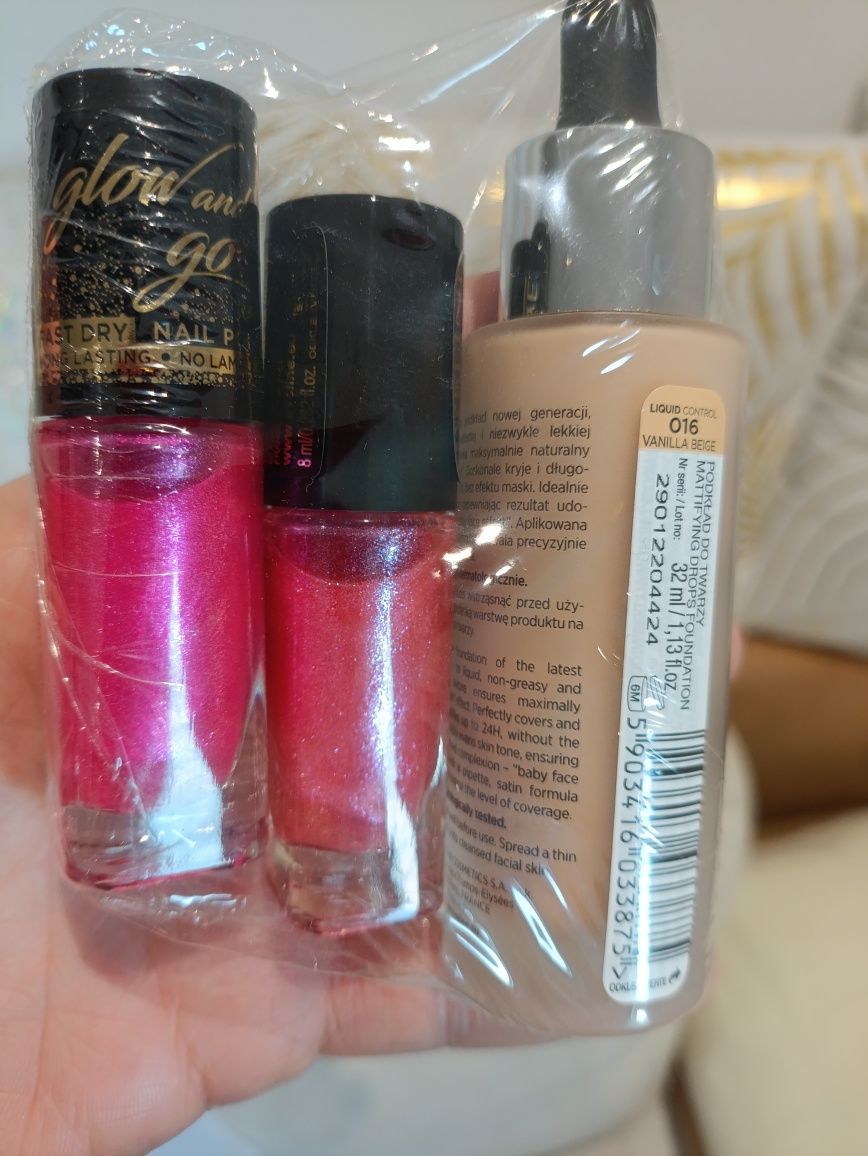 Zestaw Eveline lakiery do paznokci Glow and go i podkład Liquid Contro