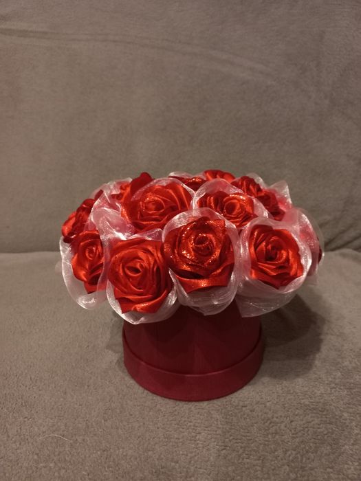 Bukiet z róż ze satynowej wstążki