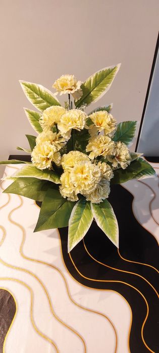 Kwiaty żółte na cmentarz do wazonu zabetonowane