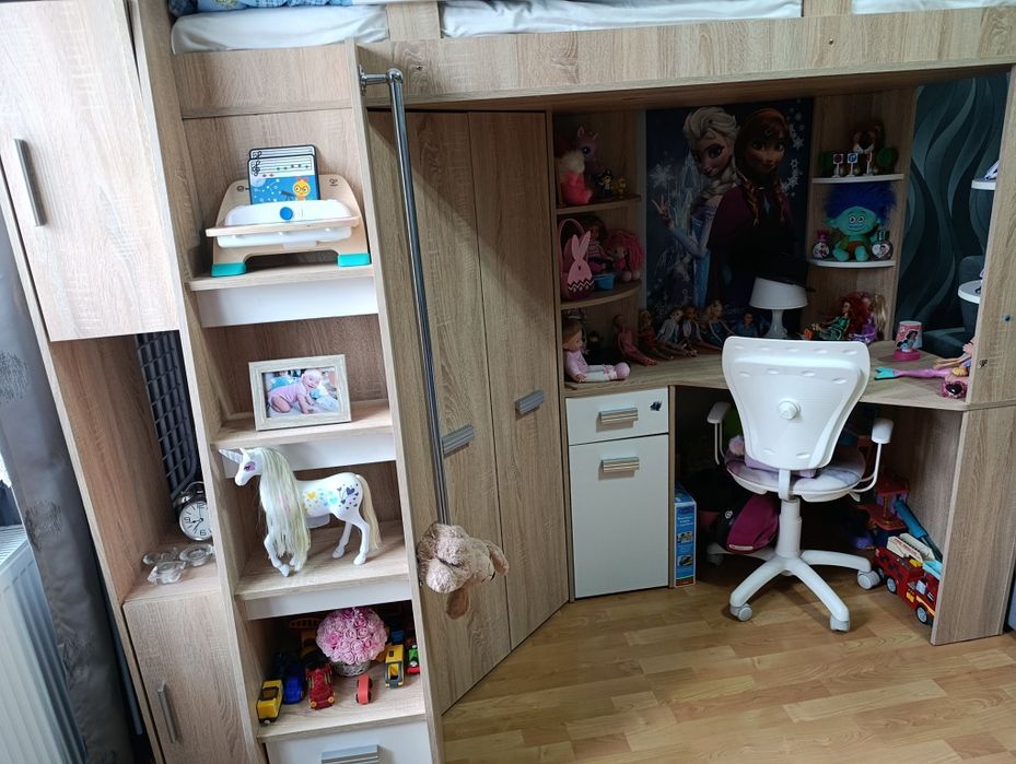 Łóżko piętrowe z szafą, biurkiem