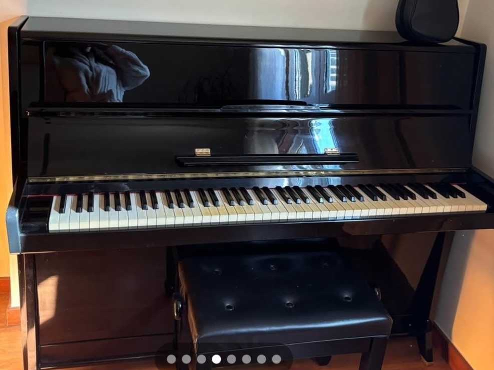 Piano Petrof em preto brilhante