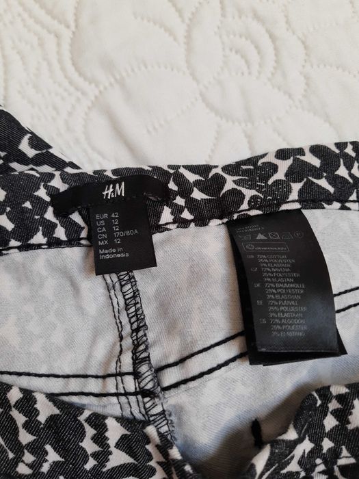 Czarnobiałe, materiałowe spodnie H&M, 40, wzorzyste.