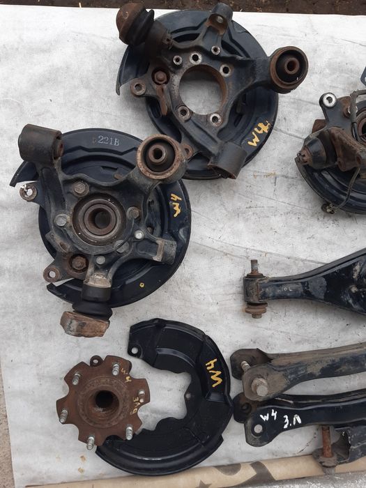 Цапфа Mitsubishi Paqero Wagon 4 3.0  поворотний кулак ричаг задній