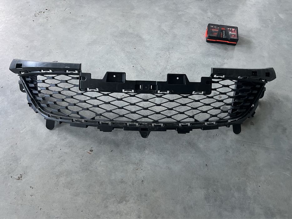 Решітка переднього бампера Renault zoe lift