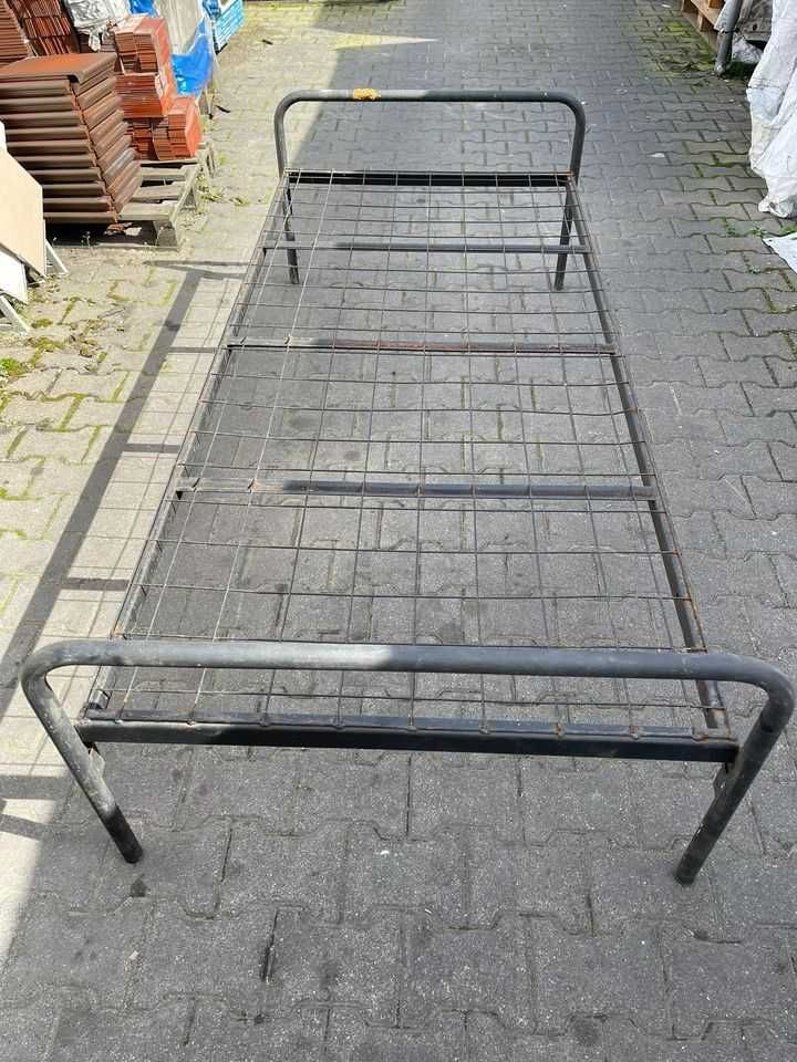 łóżka pojedyncze metalowe z materacem