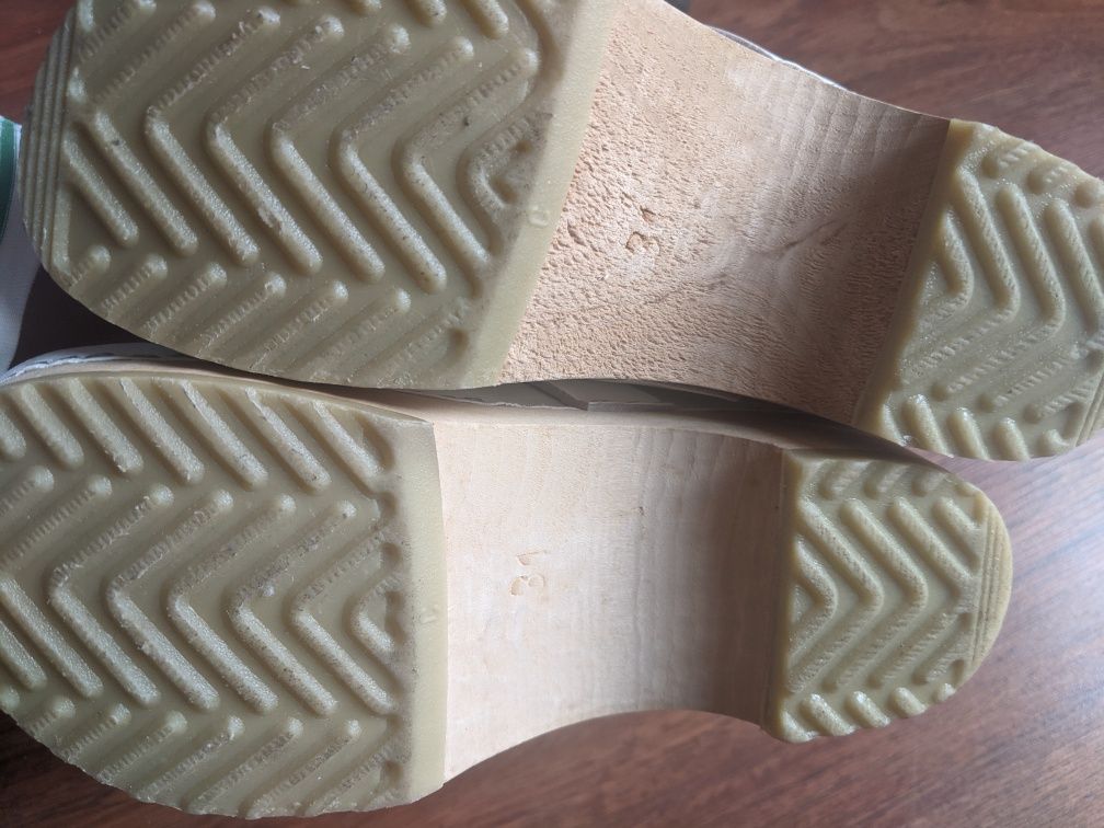 Sandálias pele Kickers + socas Sanita + sandálias clarks tamanho 31