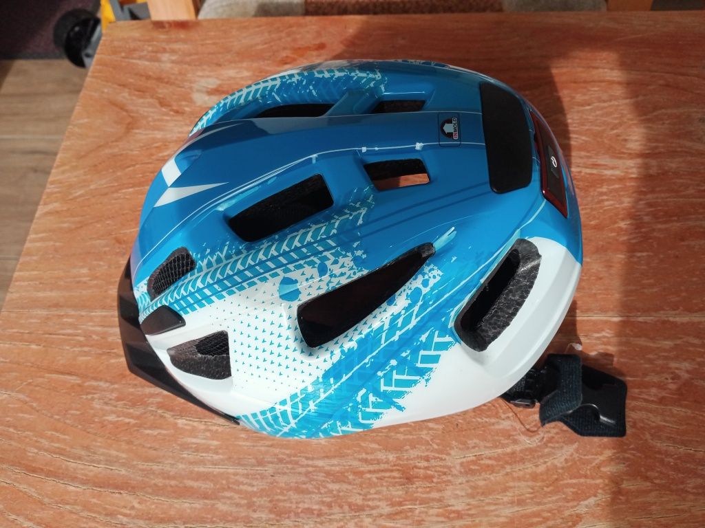 Kask rowerowy z tylną lampką