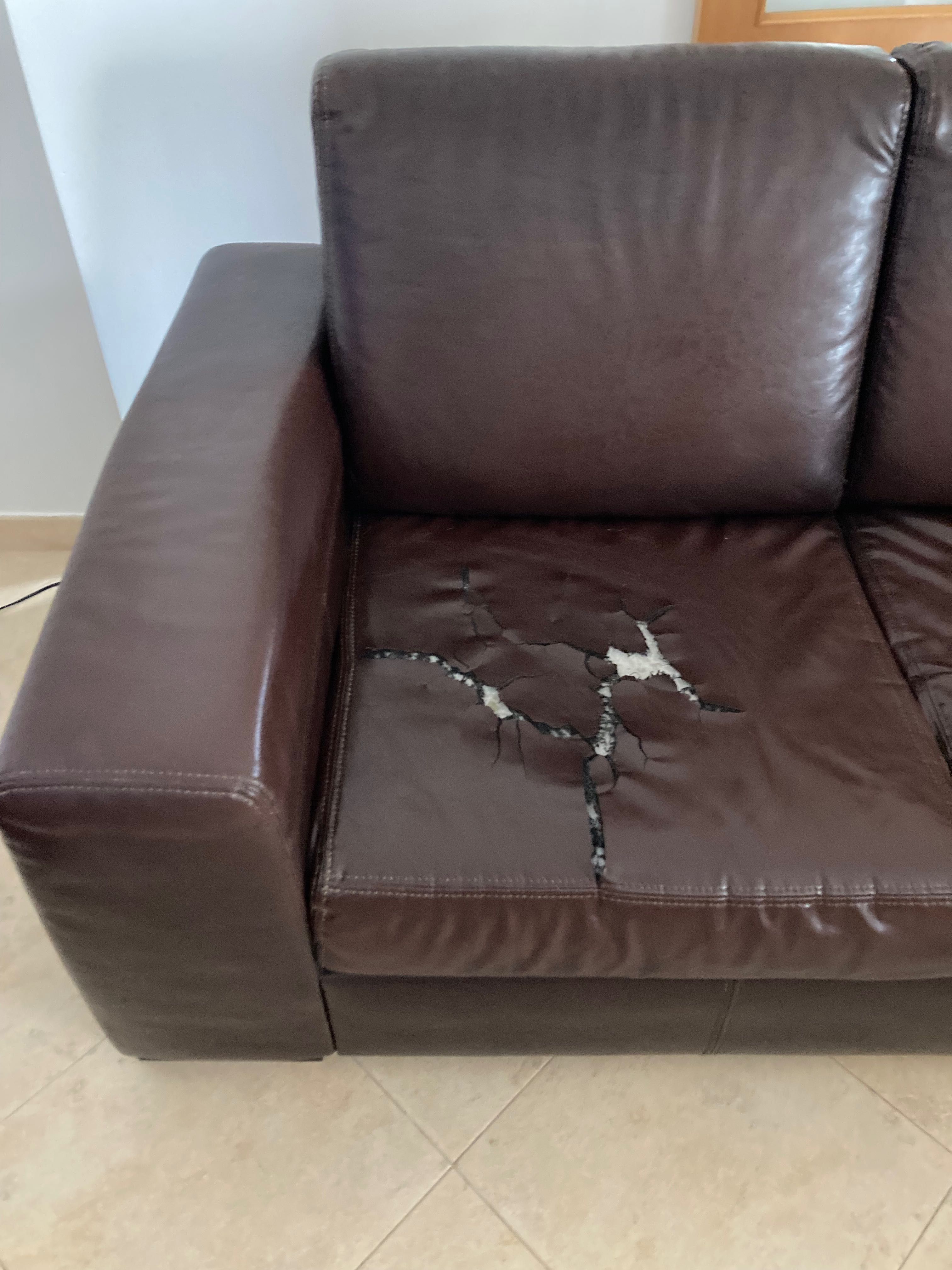 Sofá em pele castanho