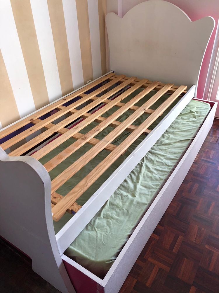 Cama de pinho single pintada à mão com gavetão