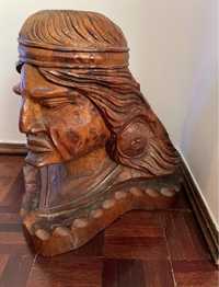 Índio esculpido em madeira maciça
