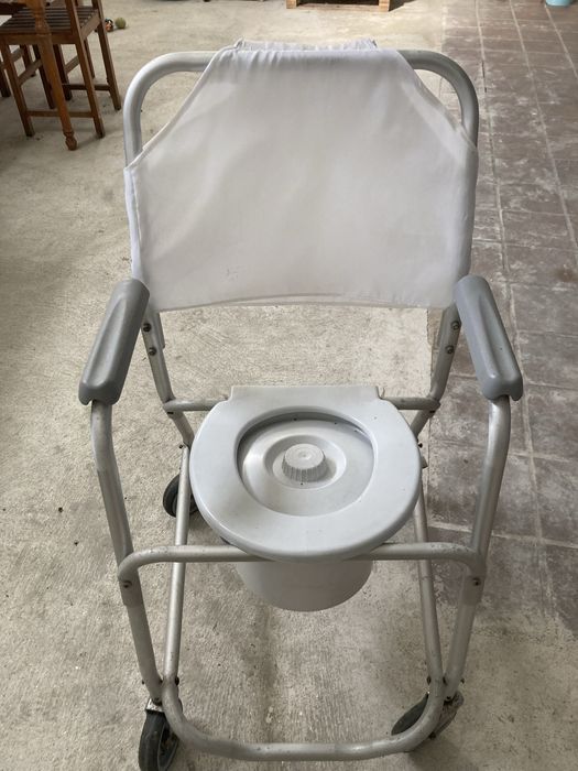 Cadeira de rodas para banho usada