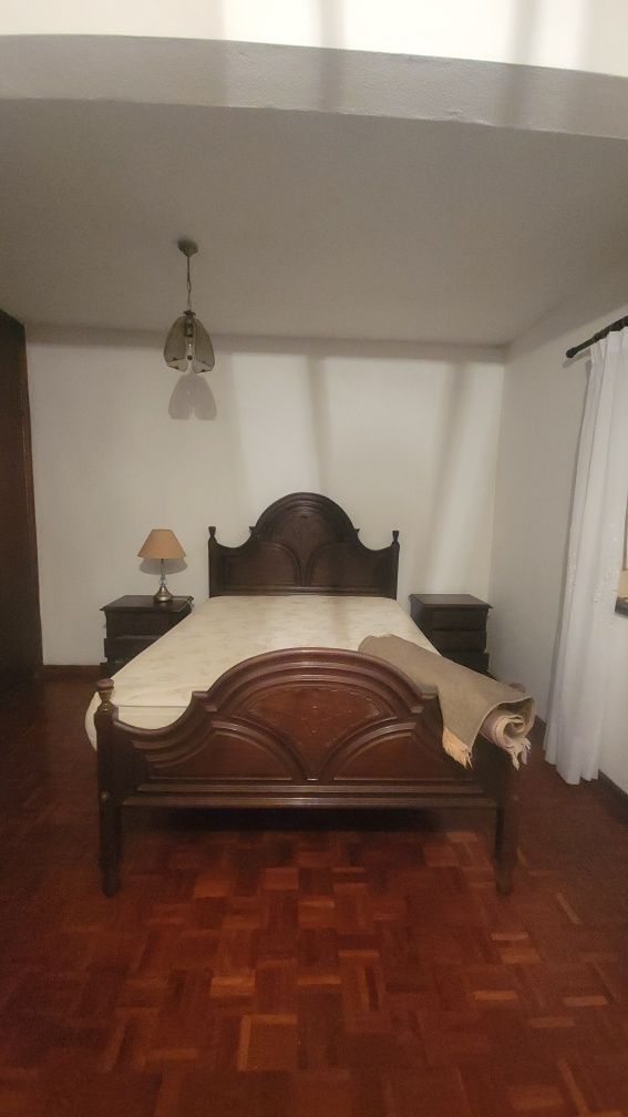 Cama antiga em madeira