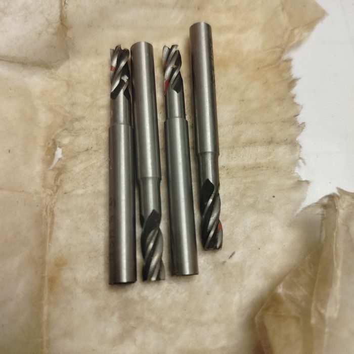 Frezy walcowo czołowe. Nowe. Fi 5mm. 4 pióra.