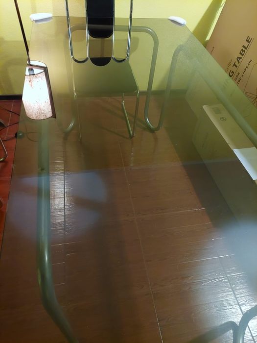 Mesa em vidro 180×91 cm,  mais 2 cadeiras.