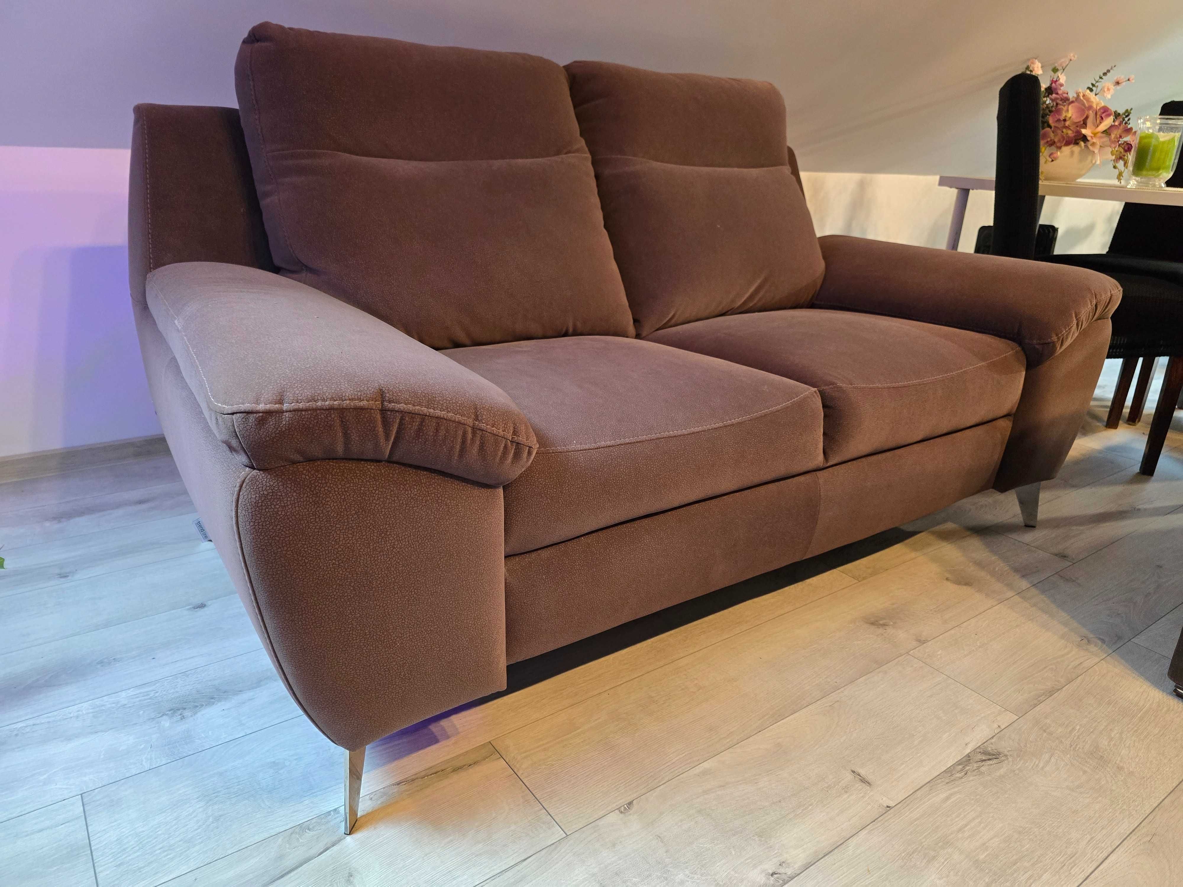 Świetna sofa 2-osobowa