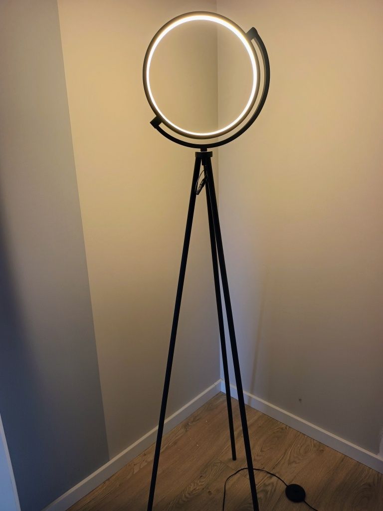 Lampa stojąca led