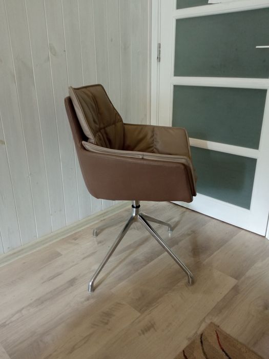 Зручне стійке крісло, що обертається.