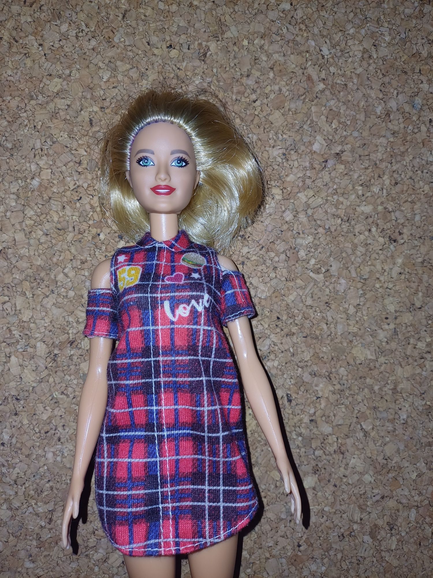 Barbie com vestido. 
Mattel.
